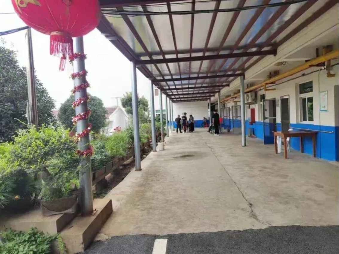 院区走廊：带无障碍扶手的居住区