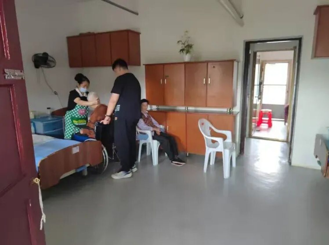 护工一对一照护轮椅老人