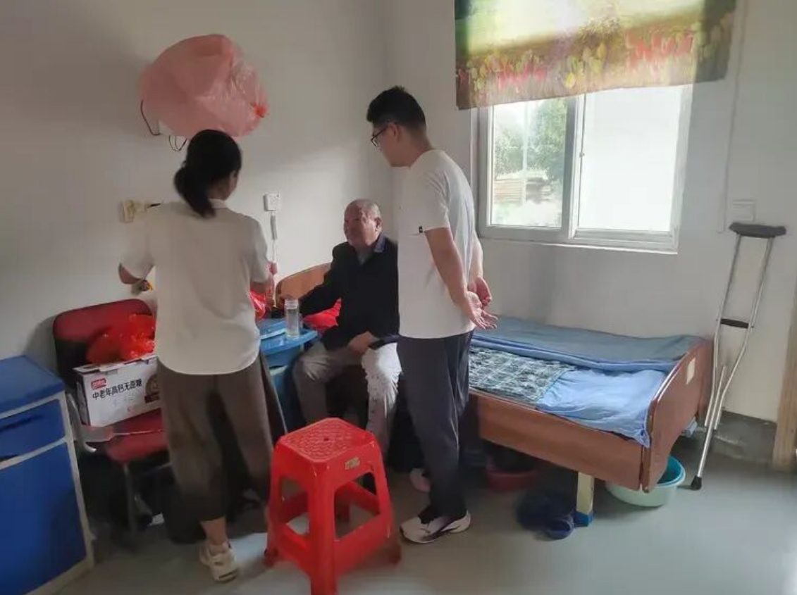 工作人员在房间查看老人身体情况